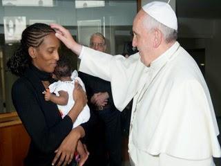 El Papa recibe a Meriam Ibrahim, la mujer condenada a muerte por ser cristiana