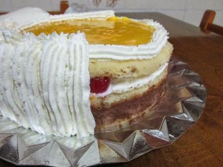 TARTA RELLENA DE GUINDAS EN ALMÍBAR TARTA RELLENA DE GUINDAS EN ALMÍBAR