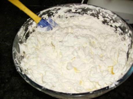 TARTA RELLENA DE GUINDAS EN ALMÍBAR TARTA RELLENA DE GUINDAS EN ALMÍBAR