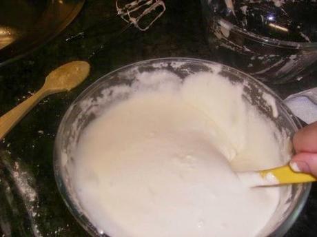 TARTA RELLENA DE GUINDAS EN ALMÍBAR TARTA RELLENA DE GUINDAS EN ALMÍBAR