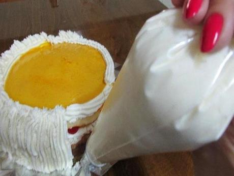 TARTA RELLENA DE GUINDAS EN ALMÍBAR TARTA RELLENA DE GUINDAS EN ALMÍBAR