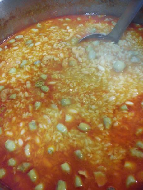 Arroz caldoso con langostino pelado y mini alcachofas. (Valencian rice soup with shrimp and artichoke baby) Arroz caldoso con langostino pelado y mini alcachofas. (Valencian rice soup with shrimp and artichoke baby)