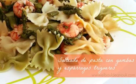 Receta: Lazos de pasta salteados con gambas y espárragos trigueros