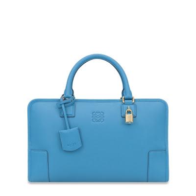 EL COLOR AZUL SE SITUA EN LO MÁS ALTO EL COLOR AZUL SE SITUA EN LO MÁS ALTO