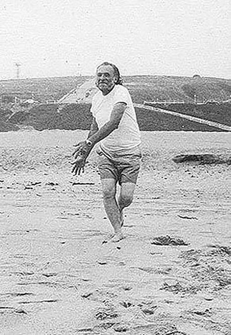 Charles Bukoswki en la playa