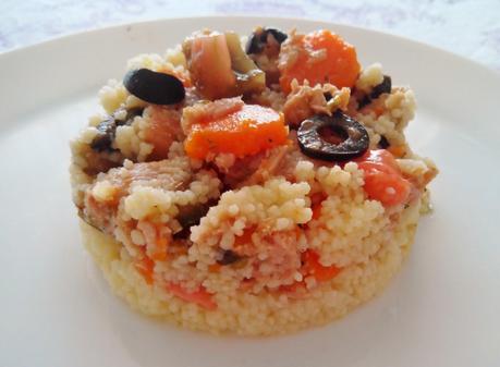 Cuscús con zanahorias aliñadas, aceitunas, atún, pepino y tomate Cuscús con zanahorias aliñadas, aceitunas, atún, pepino y tomate