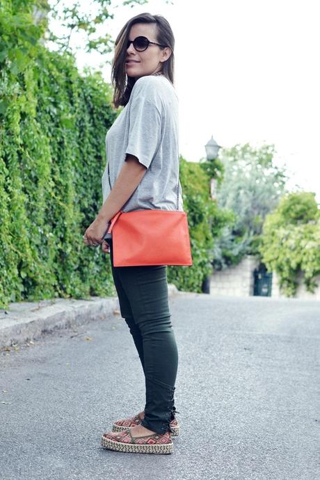 basic_grey_tshirt-green_jeans-ethnic_espadrilles-folk_accessories-touche_of_orange-street_style ethnic_espadrilles_look