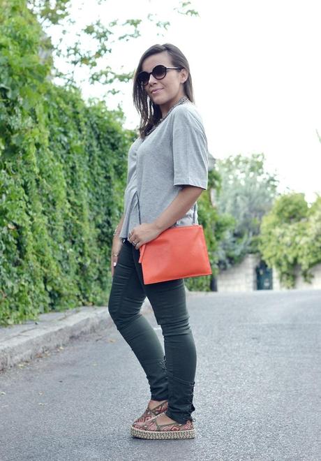 basic_grey_tshirt-green_jeans-ethnic_espadrilles-folk_accessories-touche_of_orange-street_style ethnic_espadrilles_look