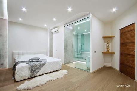Dormitorio contemporáneo con baño anexo de muro transparente
