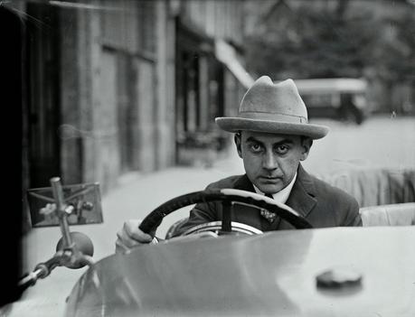 002. Man Ray Autoportrait au volant