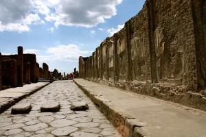 Ciudades perdidas donde a Indiana Jones (y a mi) le gustaría perderse Una de las calles de Pompeya con su paso de peatones
