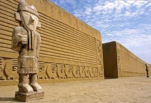 Ciudades perdidas donde a Indiana Jones (y a mi) le gustaría perderse Chan Chan entrada a la fortaleza con las estatuas guardándola