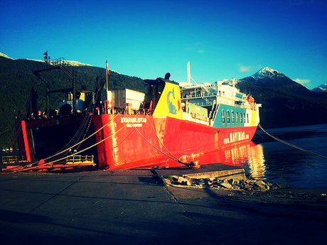 Navegando fiordos a la Patagonia