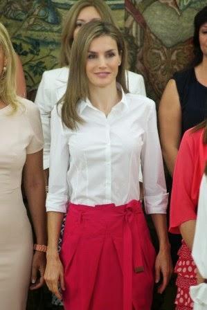 Dña. Letizia, camisa blanca y falda fucsia igual que hace dos años