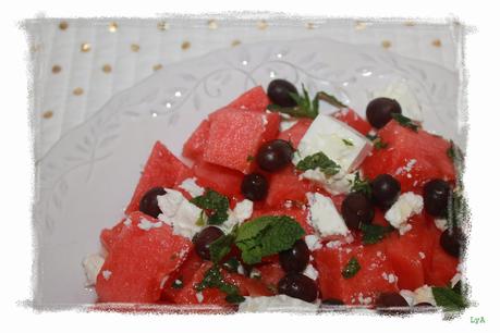 Ensalada de sandía, feta, kalamatas y menta... para #pon una ensalada en tu verano Ensalada de sandía, feta, kalamatas y menta... para #pon una ensalada en tu verano