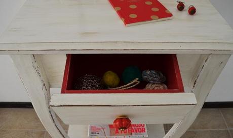 Blanco y un toque de color para unas mesitas de luz Blanco y un toque de color para unas mesitas de luz