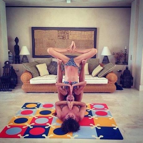 Carles Puyol y Vanesa Lorenzo practicando yoga