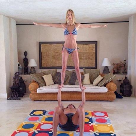 Carles Puyol y Vanesa Lorenzo practicando yoga