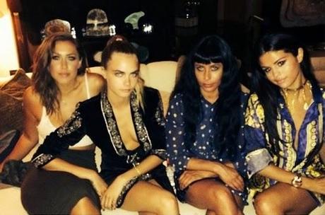 Selena Gómez comparte camisa de Versace con el millonario Alshire Fiyaz