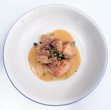 Jarretes de pollo con salsa de ajos Jarretes de pollo con salsa de ajos