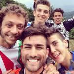 Pasini y Valentino Rossi disfrutando junto a sus amigos