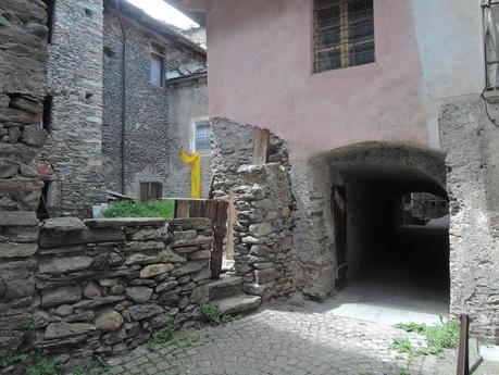 Viaje a ninguna parte. La gran foraleza. ...y desde el callejón a otras casas y patios.