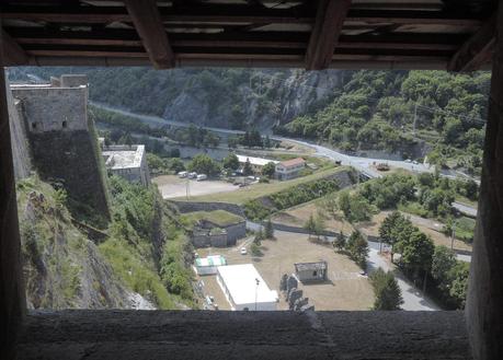 Viaje a ninguna parte. La gran foraleza. Vista de la explanada desde bajo el techado.