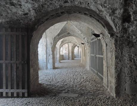 Viaje a ninguna parte. La gran foraleza. Patio de alojamientos para la tropa y, después, celdas de la prisión.