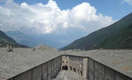 Viaje a ninguna parte. La gran foraleza. El patio interior al que dan los alojamientos del mando.