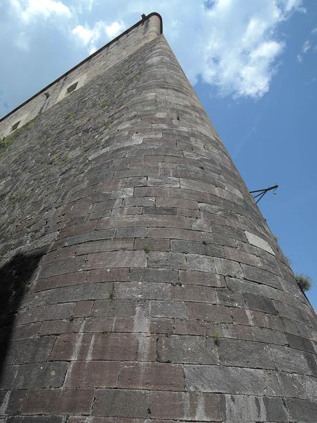 Viaje a ninguna parte. La gran foraleza. Baluarte cónico para desviar la trayectoria de los proyectiles.
