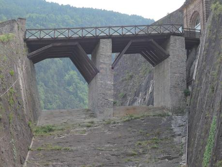 Viaje a ninguna parte. La gran foraleza. El puente de entrada a la fortaleza.