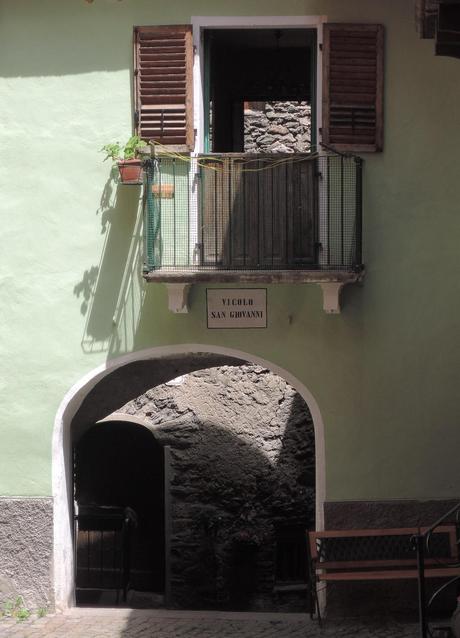 Viaje a ninguna parte. La gran foraleza. Curiosa habitación, sobre un arco, con balcones opuestos que dan a sendos patios-callejón.