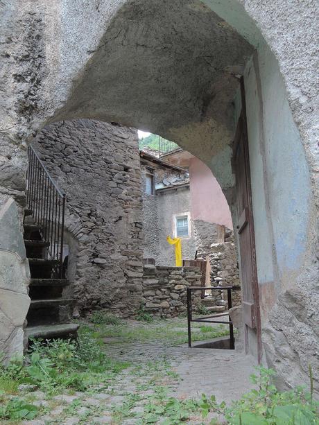 Viaje a ninguna parte. La gran foraleza. Paso desde la calle a un callejón interior.