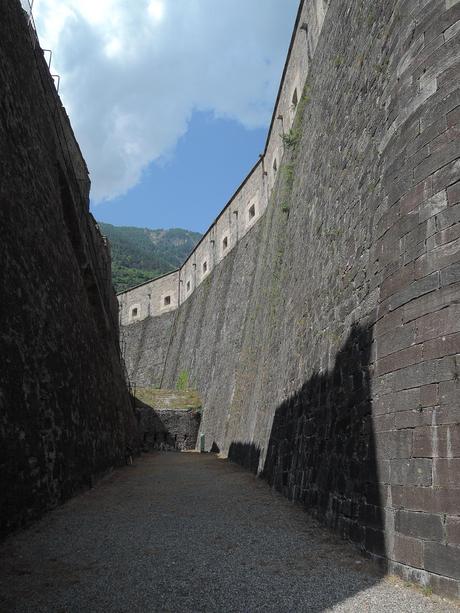 Viaje a ninguna parte. La gran foraleza. Foso interior entre dos murallas, en el frente occidental.