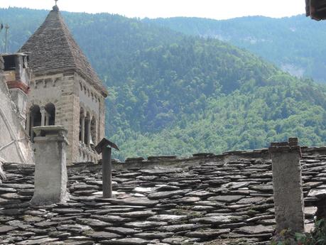 Viaje a ninguna parte. La gran foraleza. Detalle de un tejado. Exilles.