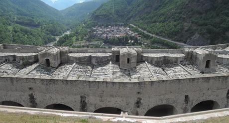 Viaje a ninguna parte. La gran foraleza. Exilles, visto desde una línea de bastiones de la fortaleza.