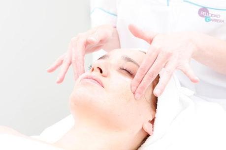 Tratamiento de cabina en tu casa con Olay Regenerist Arantza recibiendo un masaje facial