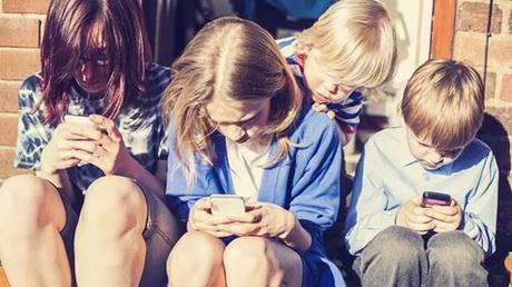 La adicción al teléfono móvil La adicción al teléfono móvil