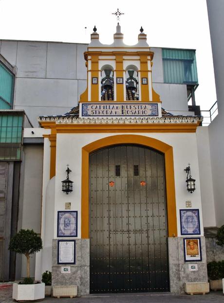 Azulejos en el dintel de la puerta de la Capilla de la Virgen del Rosario. Azulejos en el dintel de la puerta de la Capilla de la Virgen del Rosario.