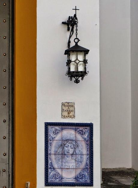 Azulejos en el dintel de la puerta de la Capilla de la Virgen del Rosario. Azulejos en el dintel de la puerta de la Capilla de la Virgen del Rosario.