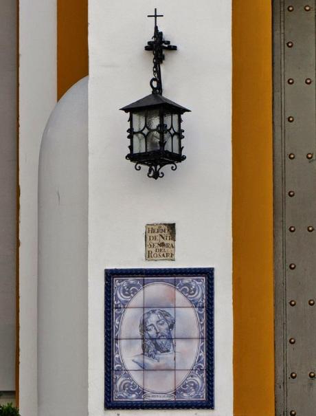 Azulejos en el dintel de la puerta de la Capilla de la Virgen del Rosario. Azulejos en el dintel de la puerta de la Capilla de la Virgen del Rosario.