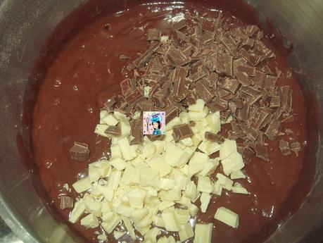 MI BIZCOCHO DE CHOCOLATE CON TROCITOS DE CHOCOLATES DE DOS CLASES EN MI OLLA ERIKA MI BIZCOCHO DE CHOCOLATE CON TROCITOS DE CHOCOLATES DE DOS CLASES EN MI OLLA ERIKA