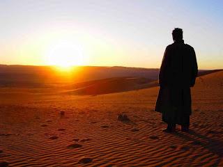 EL VIAJERO http://2.bp.blogspot.com/_VNKQv2PLPNs/TEYAVGrFfTI/AAAAAAAAAcI/EvVww6I-2Ak/s320/hombre+mirando+el+este.jpg