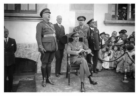 Alfonso XIII y los generales Primo de Rivera y Berenguer en un acto en Barcelona (1929). Por Alessandro Merletti.