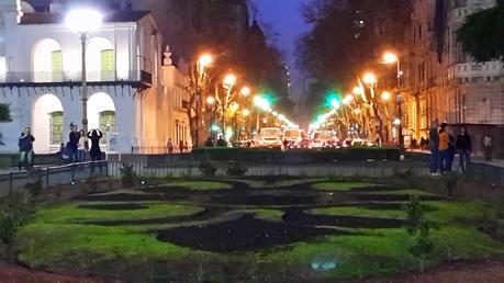 Noche de Invierno en Buenos Aires, caminando una plaza histórica.