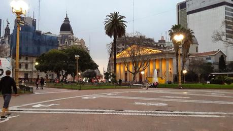 Noche de Invierno en Buenos Aires, caminando una plaza histórica.