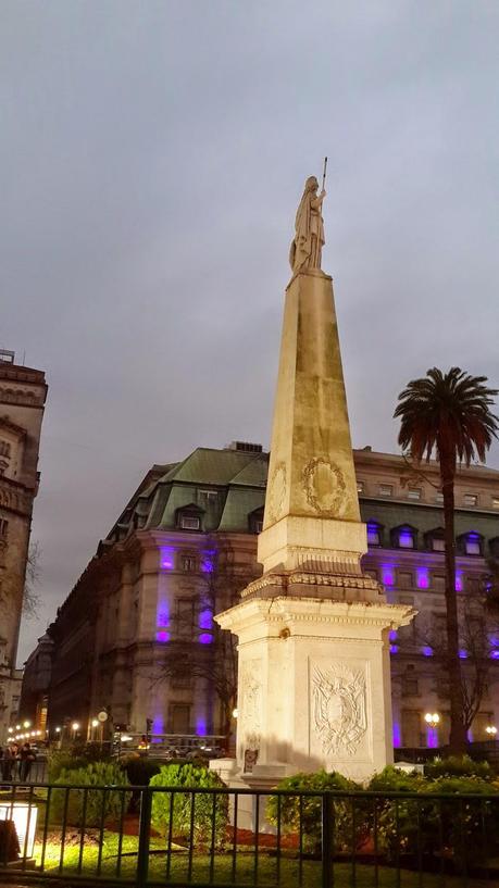 Noche de Invierno en Buenos Aires, caminando una plaza histórica.