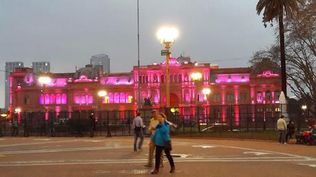 Noche de Invierno en Buenos Aires, caminando una plaza histórica.