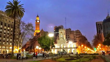 Noche de Invierno en Buenos Aires, caminando una plaza histórica.