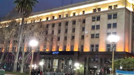 Noche de Invierno en Buenos Aires, caminando una plaza histórica.